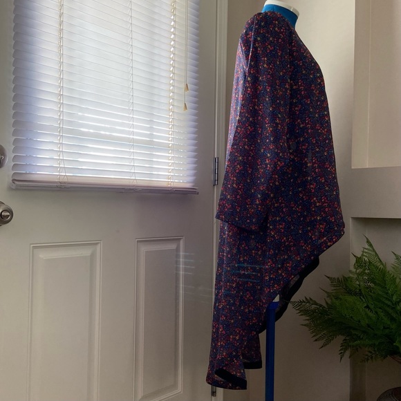 Black Floral print sheer women kimono asymmetrical hemline top. One size. Used. - Picture 3 of 13